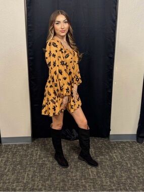 NWT Lumiere Yellow Floral Balloon And Semi Open Sleeved V-Neck Romper. Size L